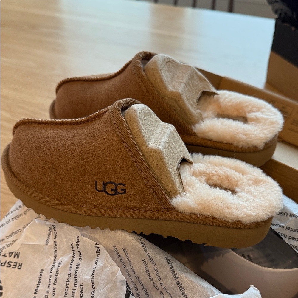 UGG Keegan Slipper Box in Tan  NWT Kids Size 1